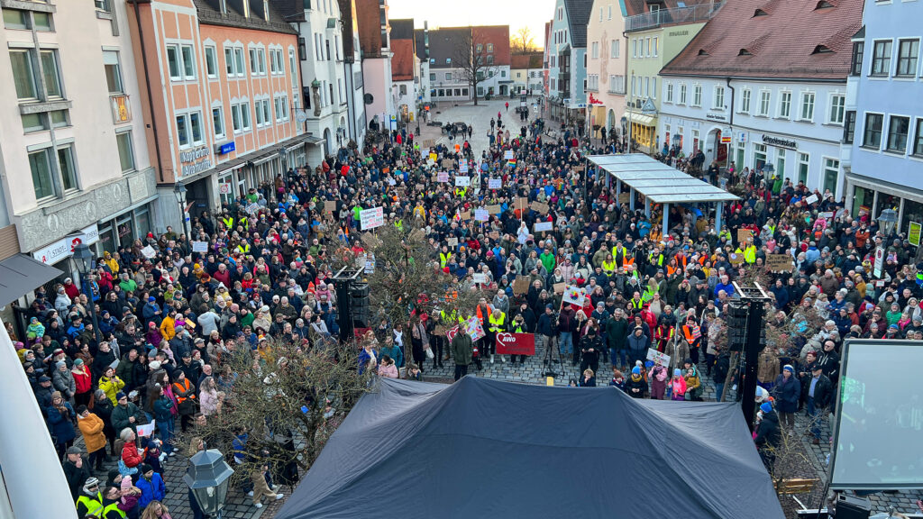 Blick von oben auf den vollen Oberen Stadtplatz in Aichach bei der Kundgebung am 27. Januar 2024